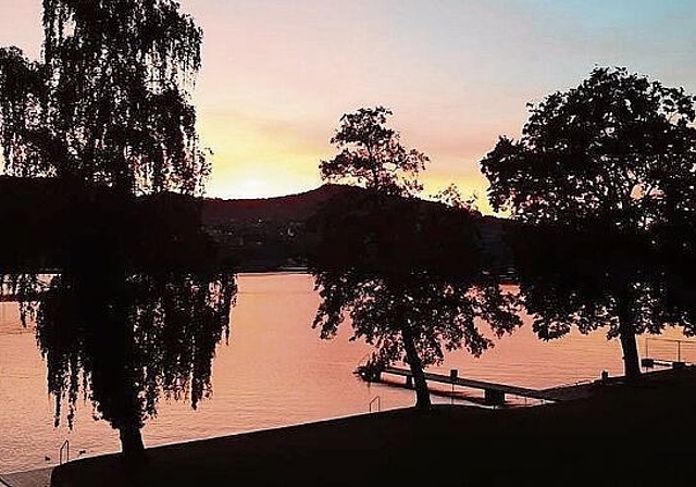 Karibik-Feeling: Abendstimmung beim Strandbad Seerose in Meisterschwanden. Foto: zvg
