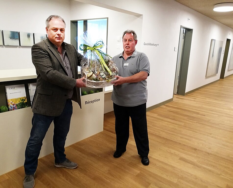 Energie zum Start: Verwaltungsratspräsident Udo Minneker übergibt Casa-Hubpünt-Geschäftsleiter Jürg Schwager einen Korb mit Köstlichkeiten.