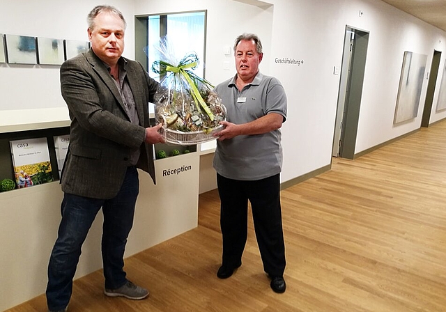 Energie zum Start: Verwaltungsratspräsident Udo Minneker übergibt Casa-Hubpünt-Geschäftsleiter Jürg Schwager einen Korb mit Köstlichkeiten.