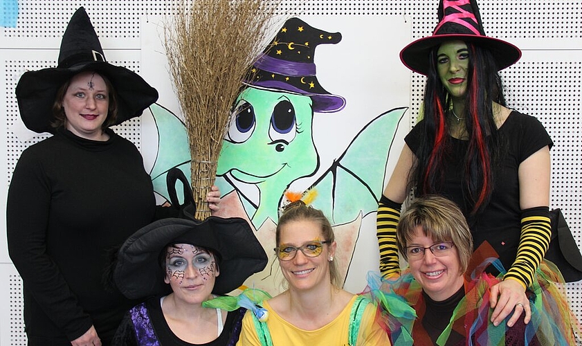 Holten die Fasnacht zurück ins Dorf: Der Faveru-Vorstand Melanie Müller, Aktuarin; Cordula Manella, Präsidentin; Brigitte Kugel, Kommunikation; Barbara Lanza, Vizepräsidentin und Regula Kunz, Kassiererin.