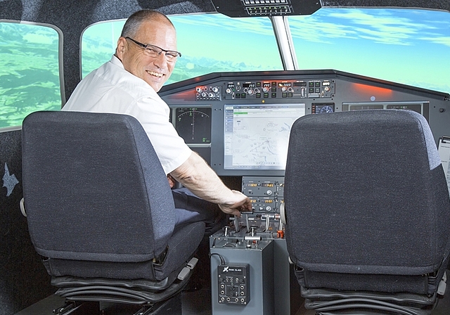 <em>Als «Co-Pilot» immer dabei: </em>Christian Brunner ist selber begeisterter Flugsimulator-Flieger und mit seiner grossen Erfahrung klappt der Flug garantiert. Foto: zvg

