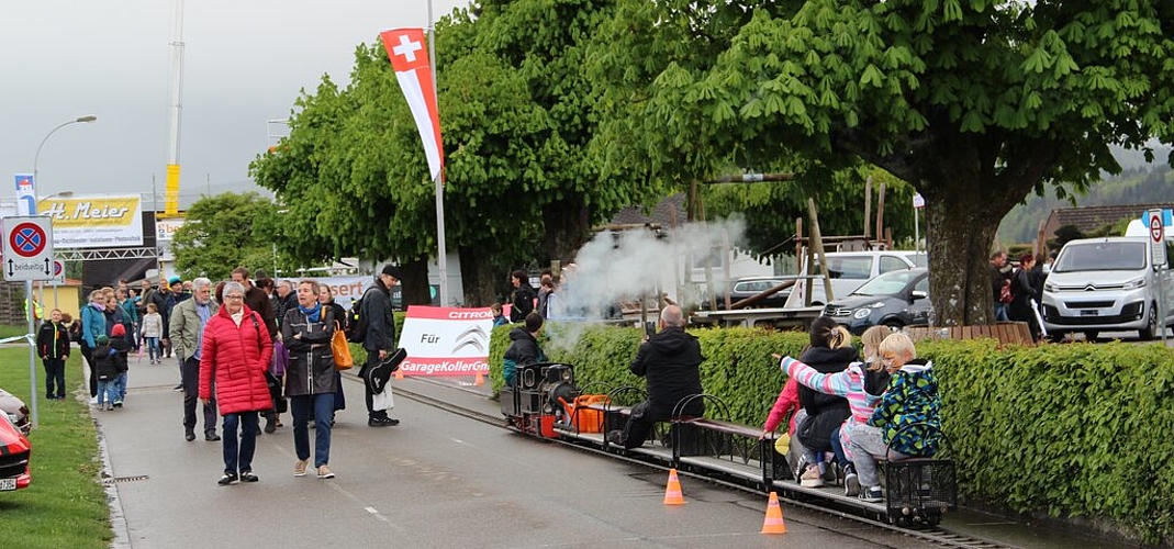 <em>Zwischen zwei Regenschauern: </em>Zeit, um die Aussteller im Freien zu besuchen und eine kleine Bahnfahrt zu unternehmen.
