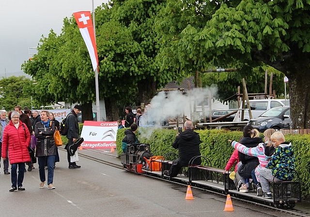 <em>Zwischen zwei Regenschauern: </em>Zeit, um die Aussteller im Freien zu besuchen und eine kleine Bahnfahrt zu unternehmen.
