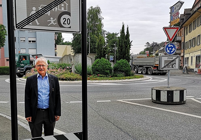 <em>«Man muss das Gesamtsystem betrachten»: </em>Gemeindeammann Hans-Jürg Reinhart, der am 20. August am Podium zum Thema Mobilität am Forum «Wirtschaft trifft Politik» in Lenzburg teilnimmt, vor dem Wildegger Kreisel. Foto: Fritz Thut
