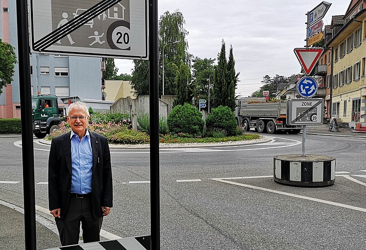 <em>«Man muss das Gesamtsystem betrachten»: </em>Gemeindeammann Hans-Jürg Reinhart, der am 20. August am Podium zum Thema Mobilität am Forum «Wirtschaft trifft Politik» in Lenzburg teilnimmt, vor dem Wildegger Kreisel. Foto: Fritz Thut
