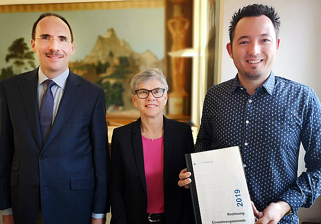 Präsentierten einen «ausserordentlich guten Rechnungsabschluss»: Peter Baumli (Leiter Stadtverwaltung), Vizeammann Franziska Möhl und Marc Lindenmann (Leiter Finanzen). Foto: Fritz Thut