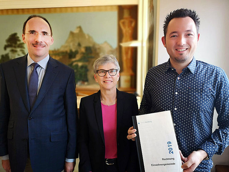 Präsentierten einen «ausserordentlich guten Rechnungsabschluss»: Peter Baumli (Leiter Stadtverwaltung), Vizeammann Franziska Möhl und Marc Lindenmann (Leiter Finanzen). Foto: Fritz Thut