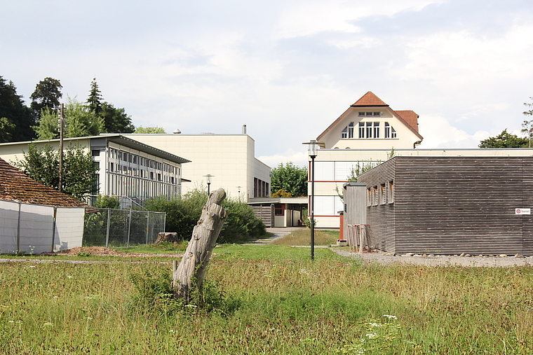 Geplante Doppelsporthalle: Der Neubau wird hinter der Schulanlage im Bildvordergrund zu stehen kommen. Foto: Alfred Gassmann