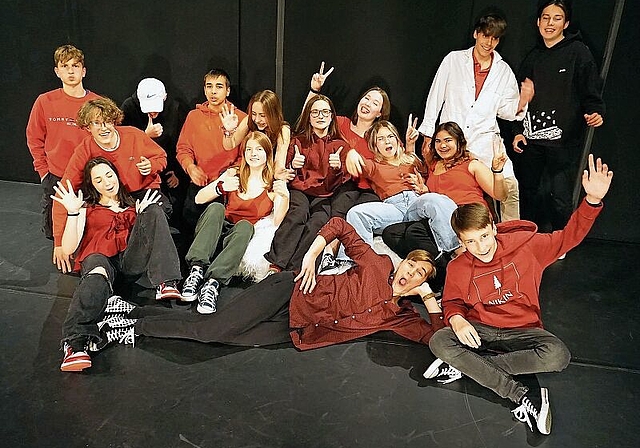 Haben sich intensiv mit dem Thema Liebe auseinandergesetzt: Mitglieder der Theatergruppe der Oberstufe Lenzhard. Foto: Stefanie Osswald