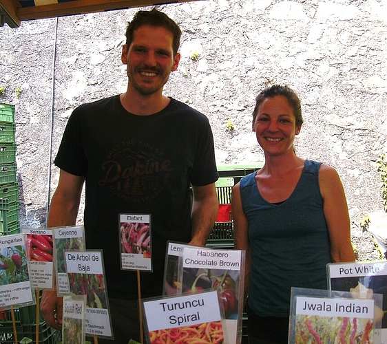 <em>Chiliexperten</em>: Jeremias und Anna Niggli präsentieren Chili-Liebhabersorten.
