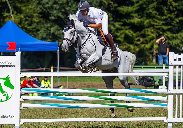 <em>Gewann das Punktespringen am Samstag:</em> Roger Umnus aus Hüttikon mit Deejee. Foto: Stefan Graf/Grafix