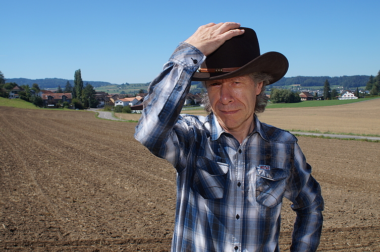 Fast wie im Wilden Westen: Countrysänger Christian Meier alias Krizz posiert vor seiner Wohngemeinde Egliswil. Foto: Ruedi Burkart
