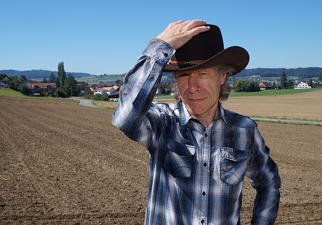 Fast wie im Wilden Westen: Countrysänger Christian Meier alias Krizz posiert vor seiner Wohngemeinde Egliswil. Foto: Ruedi Burkart
