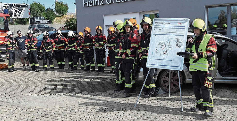 Schlussbesprechung der Hauptübung der Feuerwehr Boniswil-Hallwil.