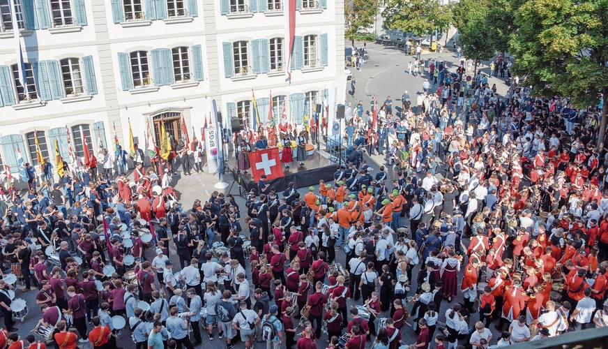 So voll war der Freischarenplatz zuletzt am Jugendfest: Am Sonntag fand der Festumzug mit anschliessender Festansprache von Bundesrat Albert Rösti statt.