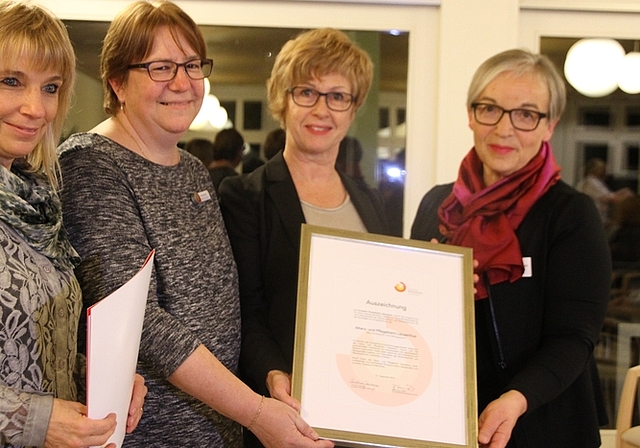 Ansporn und Bestätigung: Brigitte Marty, Kinaesthetics Schweiz, übergibt das Zertifikat an Daniela Bühler, Imelda Camenisch und Therese Rickenbacher (v.l.).