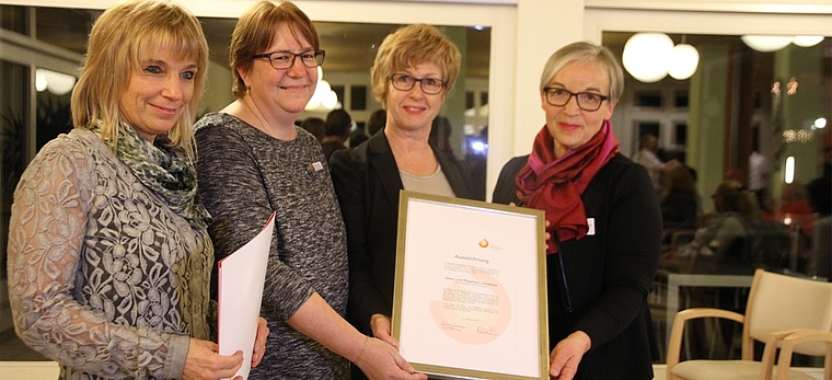 Ansporn und Bestätigung: Brigitte Marty, Kinaesthetics Schweiz, übergibt das Zertifikat an Daniela Bühler, Imelda Camenisch und Therese Rickenbacher (v.l.).