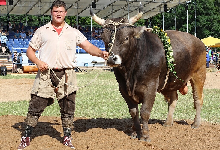 <em>Zwei Prachtskerle:</em> Nach seinem Sieg am Aargauischen Kantonalschwingfest posiert Nick Alpiger mit dem Siegerpreis, dem Muni Urner. Fotos: Pascale Alpiger
