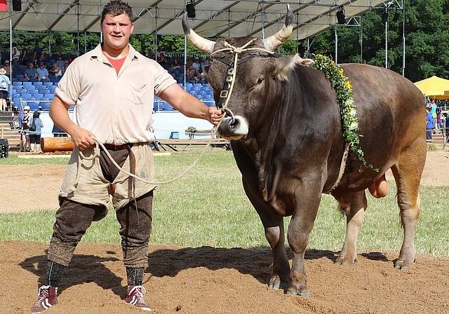 <em>Zwei Prachtskerle:</em> Nach seinem Sieg am Aargauischen Kantonalschwingfest posiert Nick Alpiger mit dem Siegerpreis, dem Muni Urner. Fotos: Pascale Alpiger
