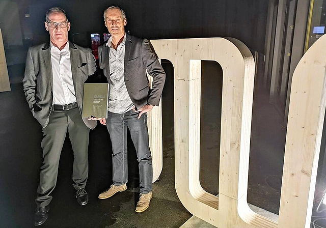 <em>Präsentierten ihr drittes Referenzen-Buch: </em>Reinhard Wiederkehr und Peter Makiol vor dem Stapferhaus in Lenzburg. Foto: Fritz Thut