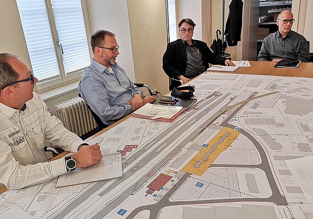 <em>Grosse Pläne:</em> Projektunterstützer Michael Wägli, die Stadtbauamt-Abteilungsleiter Christian Brenner und Christoph Schnegg und Stadtrat Martin Stücheli erläutern die «Funktionale Studie Verkehr» zum Bahnhof Lenzburg. Foto: Fritz Thut