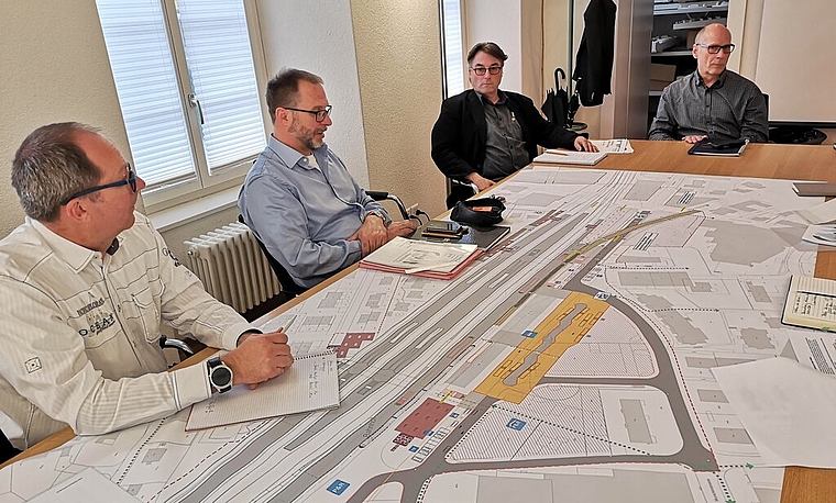 <em>Grosse Pläne:</em> Projektunterstützer Michael Wägli, die Stadtbauamt-Abteilungsleiter Christian Brenner und Christoph Schnegg und Stadtrat Martin Stücheli erläutern die «Funktionale Studie Verkehr» zum Bahnhof Lenzburg. Foto: Fritz Thut