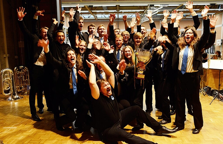 <em>Stellvertretende Freude über die Spitzenergebnisse: </em>Die Mitglieder der B-Band der Lenzburger Brass-Band Imperial jubeln. Foto: zvg