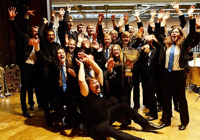 <em>Stellvertretende Freude über die Spitzenergebnisse: </em>Die Mitglieder der B-Band der Lenzburger Brass-Band Imperial jubeln. Foto: zvg