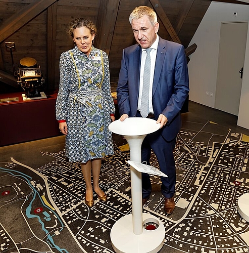 <em>Genoss grosse Wertschätzung:</em> Christine von Arx, hier mit Bildungsdirektor Alex Hürzeler an der offiziellen Eröffnung des neu gestalteten Museums Burghalde. Foto: Andre Albrecht