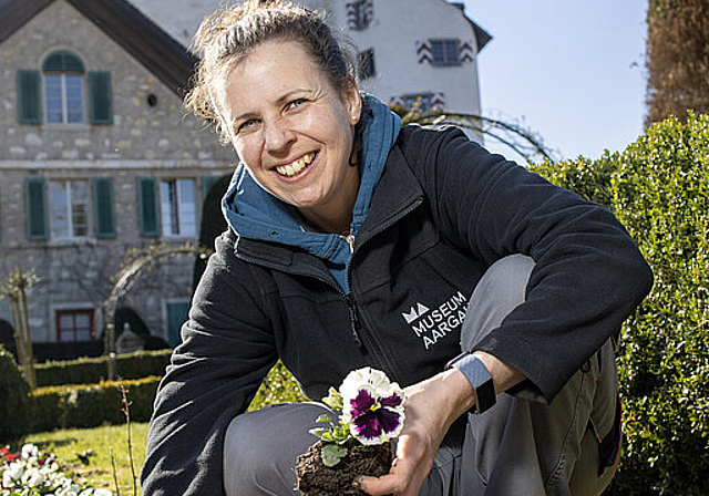 Gärtnerin auf Schloss Wildegg: Melissa Gögele. Foto: Pascal Meier/MA