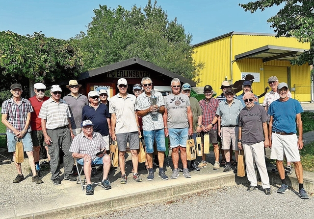 Zwanzig Männer aus Seon gastierten in Erlinsbach zum Pétanquespielen.Foto: zvg