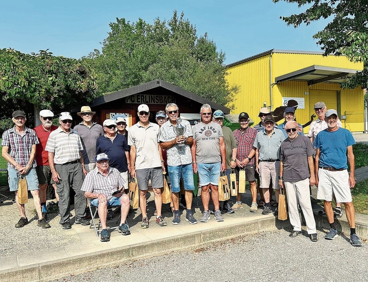 Zwanzig Männer aus Seon gastierten in Erlinsbach zum Pétanquespielen.Foto: zvg