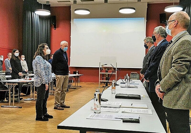 Zwei neue Mitglieder wurden in Pflicht genommen: Filomena Hostettler (CVP) für Bettina Hänny und Peter Tschanz (SP) für Ilkay Ergeneli. Foto: Fritz Thut