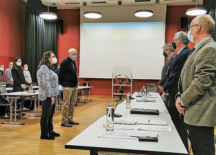 Zwei neue Mitglieder wurden in Pflicht genommen: Filomena Hostettler (CVP) für Bettina Hänny und Peter Tschanz (SP) für Ilkay Ergeneli. Foto: Fritz Thut