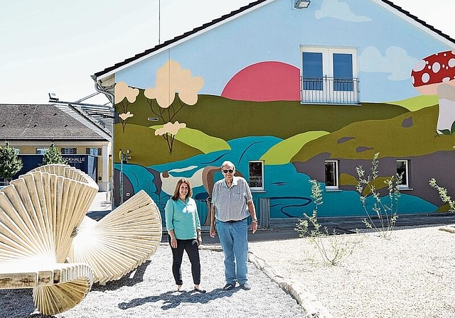 Freuen sich über die Begegnungszone: Cindy Durrer und Roland Huggler. Foto: Deborah Bläuer
