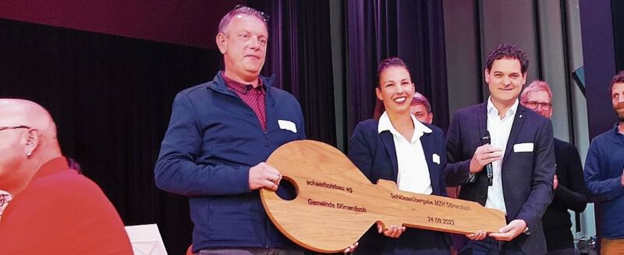 Offizielle Schlüsselübergabe: Gemeindeammann Josef Willi, Schulgemeinderätin Simone Bertschi und Unternehmervertreter Michael Schär. Foto: Fritz Thut