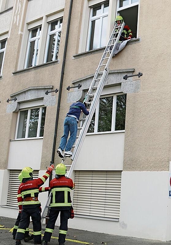 Proben den Ernstfall: Die Feuerwehrleute evakuieren einen Bewohner.Foto: Romi Schmid