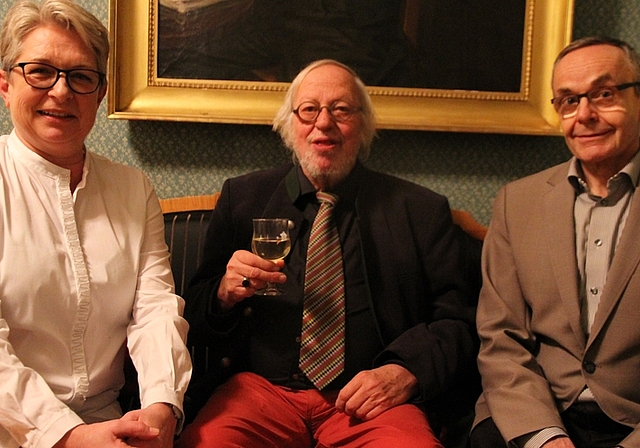 Zusammen mit Heiner Halder (Mitte) das Neujahrsblatt präsentiert: Barbara Gurini und Roland Kromer. Foto: ST