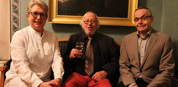 Zusammen mit Heiner Halder (Mitte) das Neujahrsblatt präsentiert: Barbara Gurini und Roland Kromer. Foto: ST