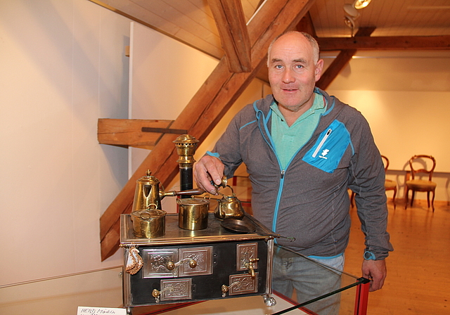 Die ersten Exponate sind im Museum angekommen: Fritz Kummer, Präsident der Museumskommission, mit einem Märklin-Kochherd. Foto: cfr