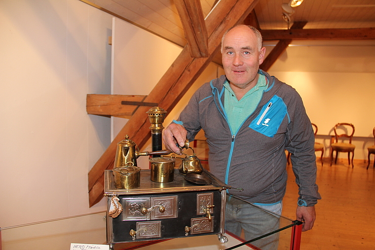 Die ersten Exponate sind im Museum angekommen: Fritz Kummer, Präsident der Museumskommission, mit einem Märklin-Kochherd. Foto: cfr