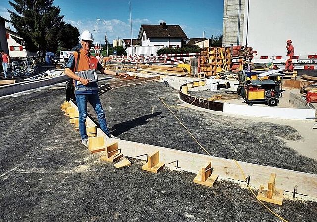 Zufrieden mit dem Verlauf: Projektleiter Daniel Taubert beim Kreisel Hardstrase. Foto: Fritz Thut