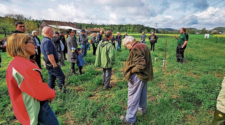 Grosser Auflauf: Im Lenzburger Wildenstein informiert der Othmarsinger Landwirt Michael Suter Interessierte über seine Teilnahme am Projekt «Natur-positive Agrarsysteme».Foto: Fritz Thut