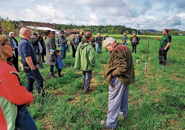 Grosser Auflauf: Im Lenzburger Wildenstein informiert der Othmarsinger Landwirt Michael Suter Interessierte über seine Teilnahme am Projekt «Natur-positive Agrarsysteme».Foto: Fritz Thut