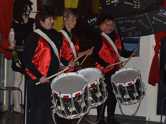 Tambourinnen: Sorgen für die richtige Stimmung in der Beiz. Tambourinnen: Sorgen für die richtige Stimmung in der Beiz.