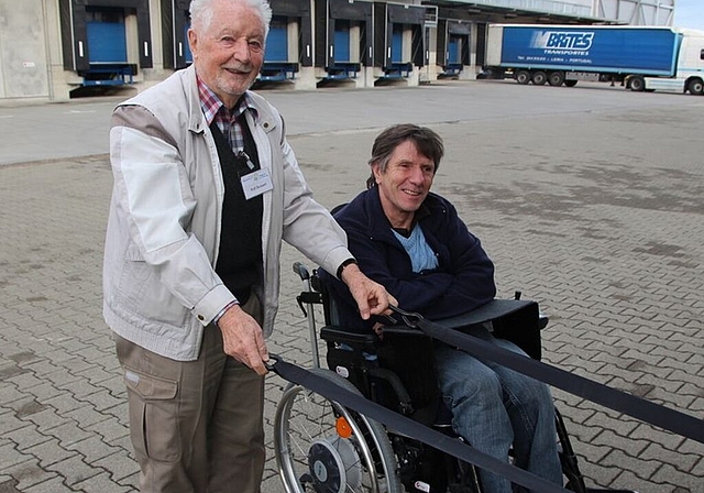 Beispiel der Unterstützung: Rolf Bossert vom Rollstuhl-Fahrdienst Lenzburg transportiert einen Kunden im Rollstuhl. Foto: zvg