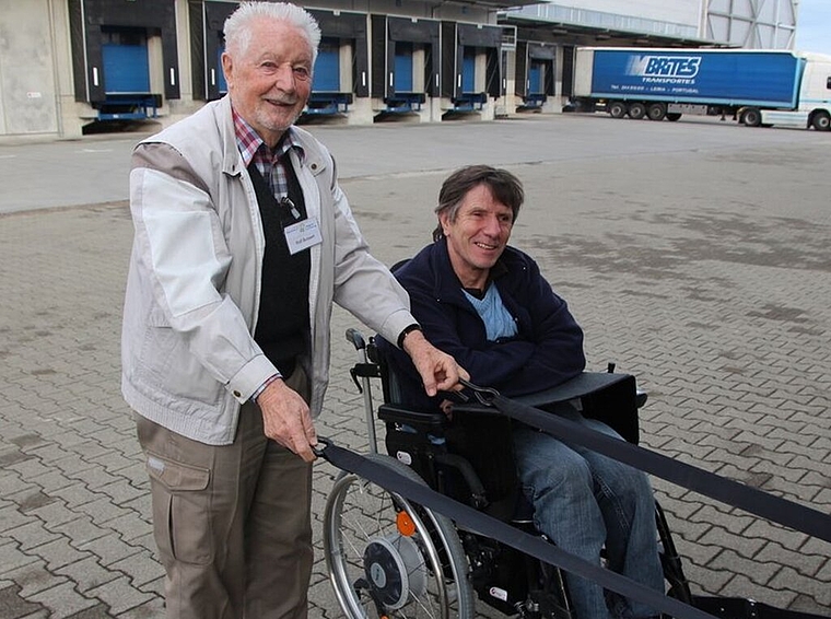 Beispiel der Unterstützung: Rolf Bossert vom Rollstuhl-Fahrdienst Lenzburg transportiert einen Kunden im Rollstuhl. Foto: zvg