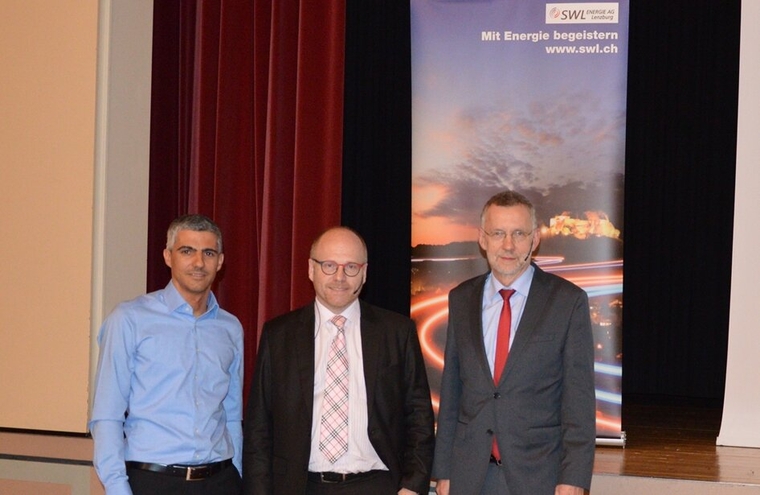 Energie-Apéro in Lenzburg: Gian von Planta, SWL Energie AG, begrüsst die Referenten Philipp Hänggi und Markus Fritschi. Foto: zvg