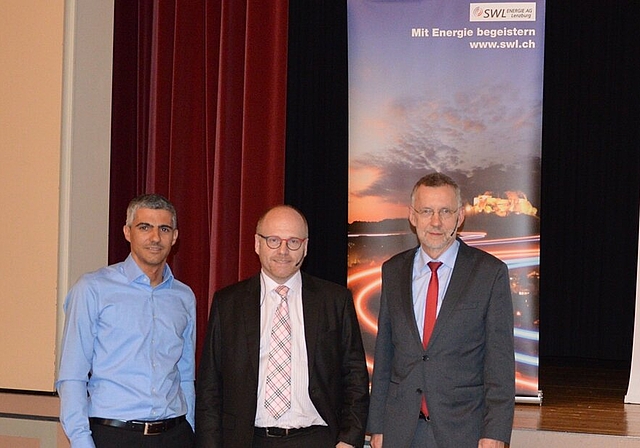 Energie-Apéro in Lenzburg: Gian von Planta, SWL Energie AG, begrüsst die Referenten Philipp Hänggi und Markus Fritschi. Foto: zvg