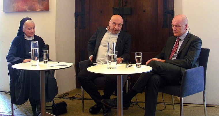 15. Ausgabe von «Lenzburg Persönlich»: Ordensschwester Iniga Affentranger, Gesprächsleiter Tinu Niederhauser und Polizeichef Ferdinand Bürgi im Müllerhaus. Foto: Stefanie Osswald